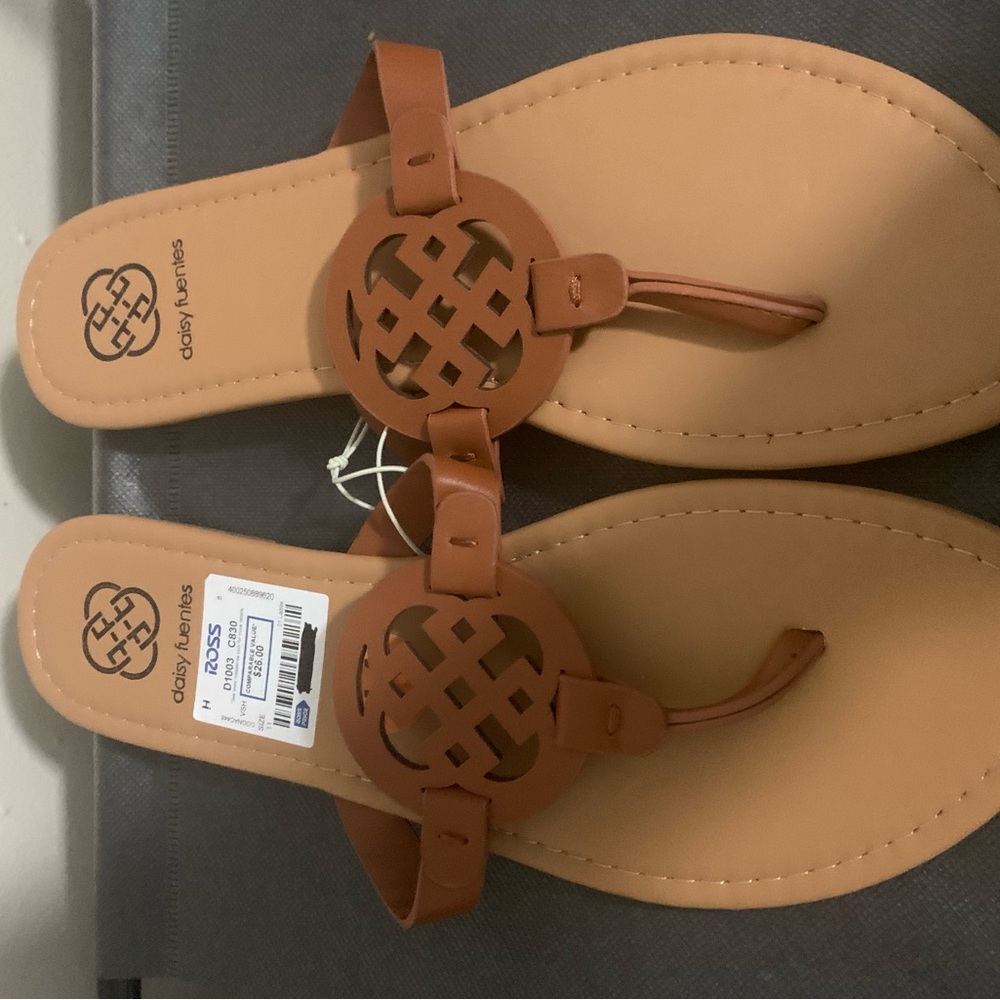 Daisy Fuentes Women's Tan Sandals
